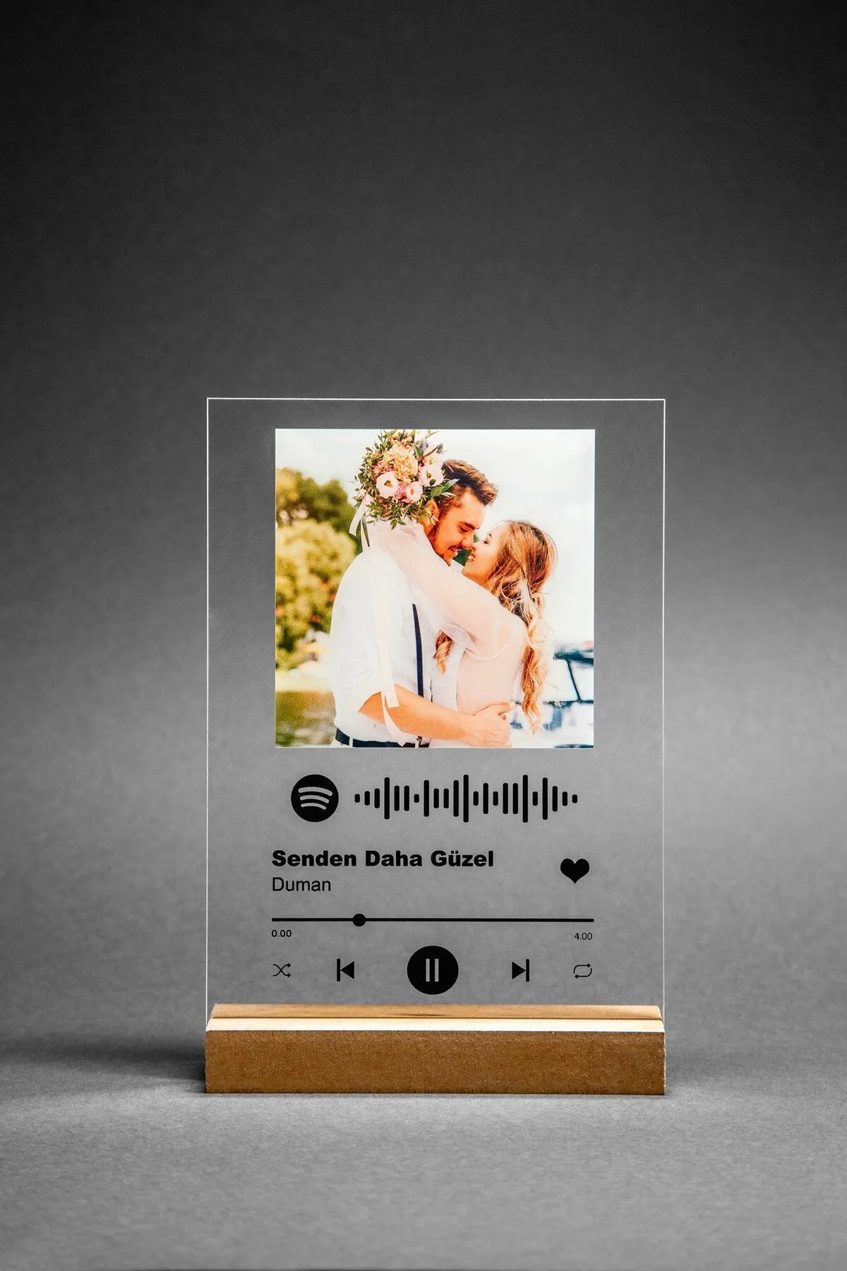 Kişiye Özel Spotify Plaketi – Dikey Tasarım Ahşap Standlı